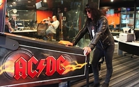 Slash joue sur AC/DC ....
