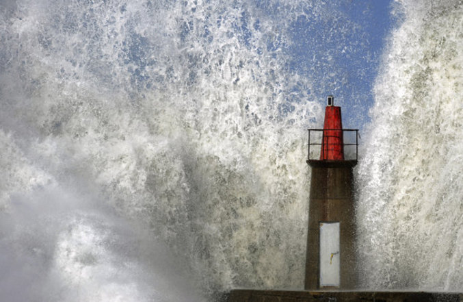 Au passage de Joachim, une vague s’écrase sur le phare du village de Viavelez (Espagne)