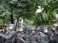 Faire mumuse avec les forces de l'ordre