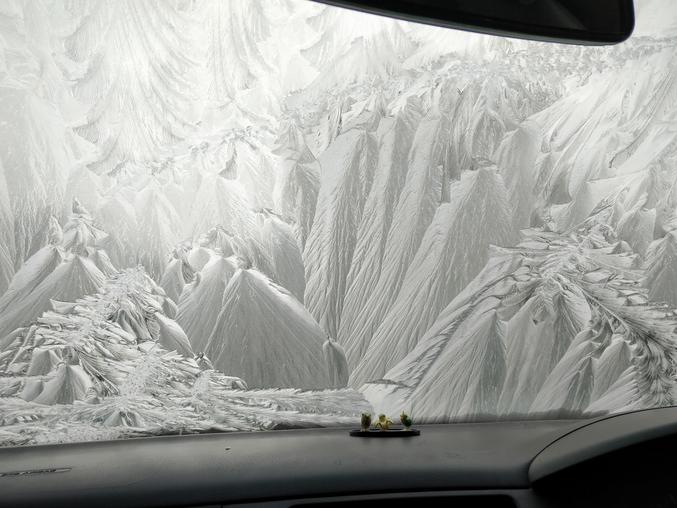 Paysages enneigés dans une voiture.