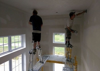 Le patron qui impose ça à ses ouvriers est un beau s...