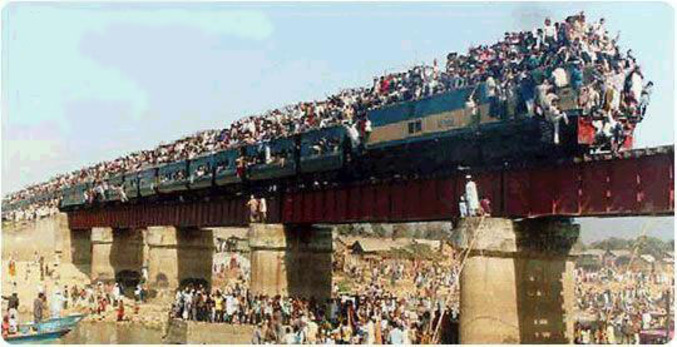 Un train qui prend de sérieux risques en passant sur un pont avec autant de voyageurs.