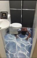 Un revêtement de sol WTF dans les toilettes