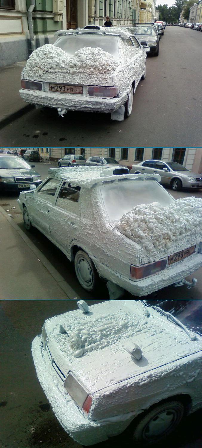 Une voiture que l'on suppose recouverte de fientes d'oiseau