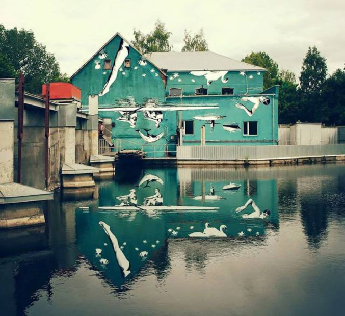 nécessite réflexion.

http://www.awesomeinventions.com/upside-down-mural-that-reflects-right-way-up/