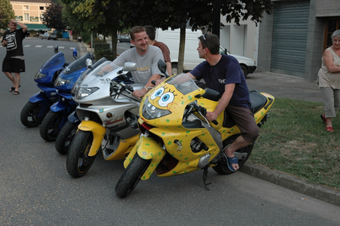 Une moto aux couleurs de bob l'éponge