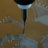Pas certain de ce que c'est (gravure d'un circuit imprimé ?)