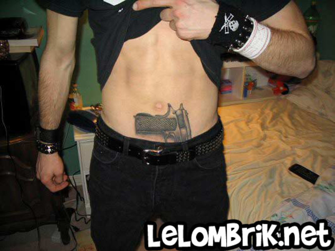 Un tatouage d'un révolver sous la ceinture.