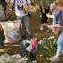 Des anglais aide en enlevant le plastique des fleurs déposé près de buckingham palace 