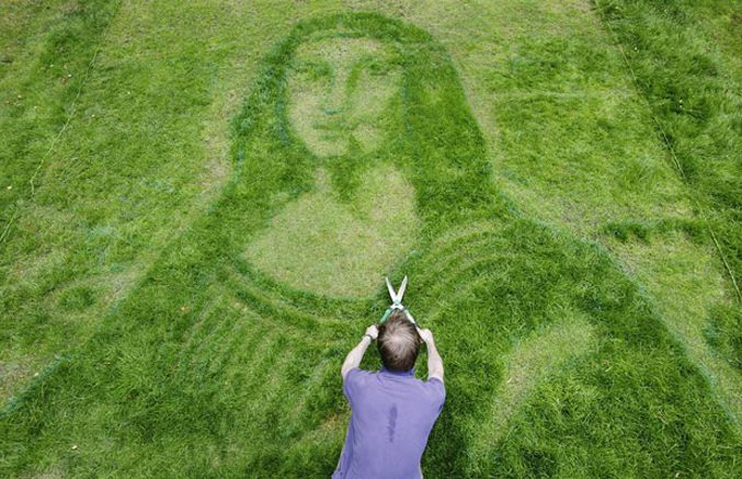 Une 'Mona Lisa' taillée dans l'herbe.