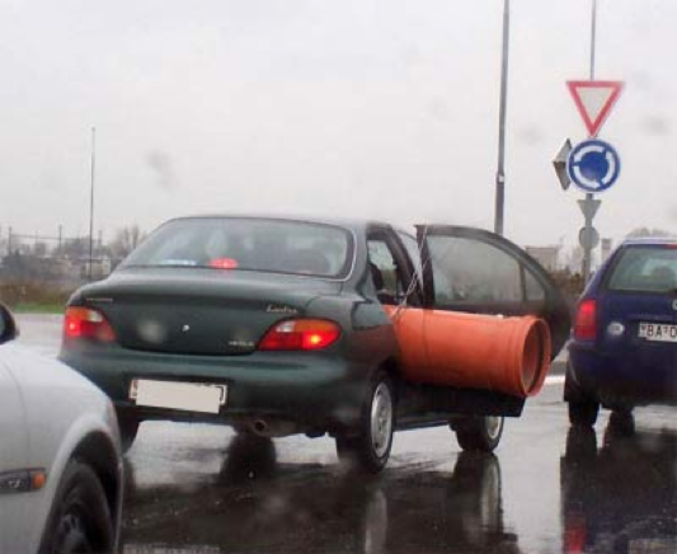 Un transport de tuyau un peu dangereux.