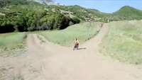 Une fille sur un vélo