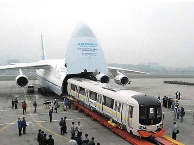 Un avion transporteur de train.