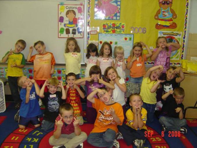 Une photo de classe d'enfants dissipés.