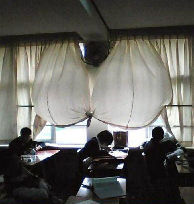 Des étudiants ont noués les rideaux de facon à former un soutien-gorge.