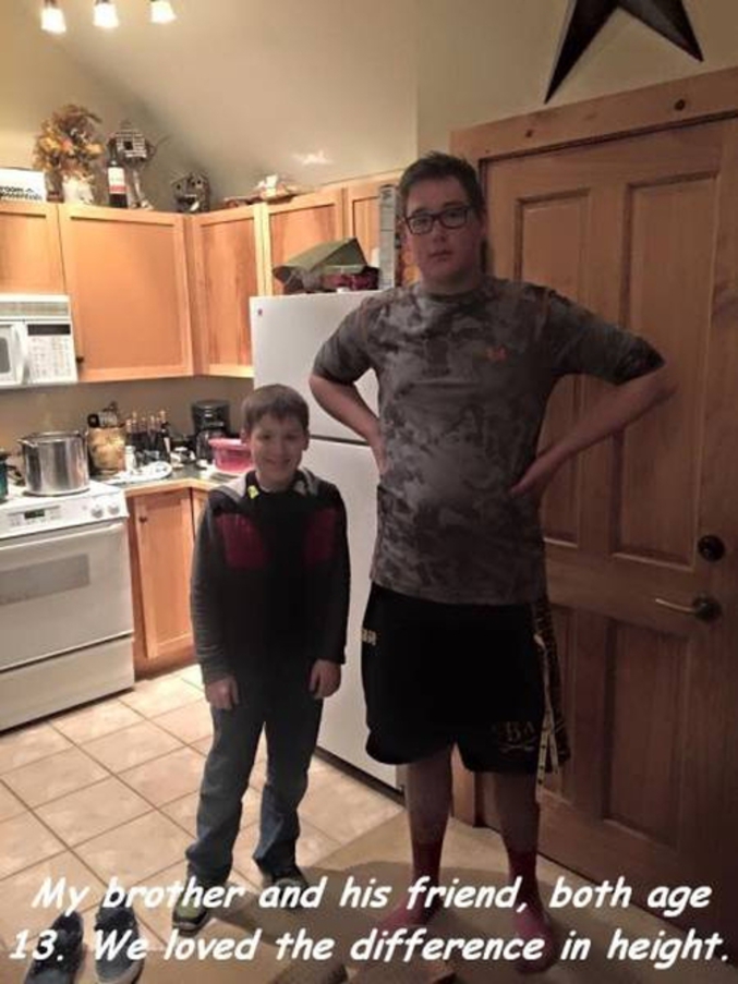 "Mon frère et son ami, tous les deux âgés de 13 ans. Nous apprécions la différence de taille."