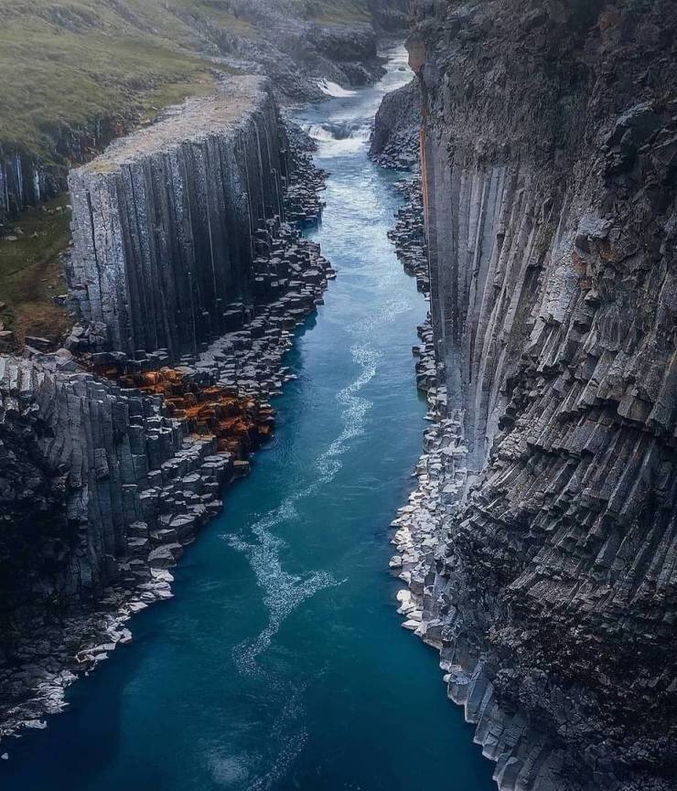 "Canyon Stuolagil" en Islande.
les formations rocheuses me font penser à "la chaussée des géants".