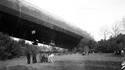20 octobre 1917 : Des curieux viennent observer le Zeppelin L49, forcé d'atterrir près de Bourbonne-les-Bains par des aviateurs français après un raid sur Londres