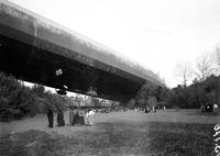 20 octobre 1917 : Des curieux viennent observer le Zeppelin L49, forcé d'atterrir près de Bourbonne-les-Bains par des aviateurs français après un raid sur Londres