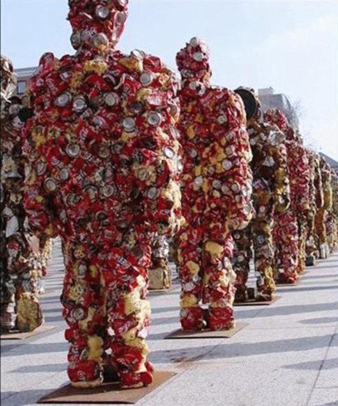 Une armée de cannettes recyclées.