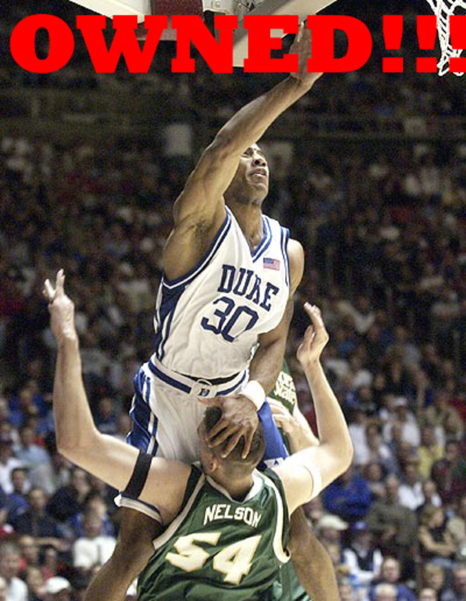 Un joueur de basket qui fait une pierre deux couilles.