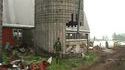 Il fait tomber un silo au marteau