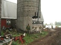 Il fait tomber un silo au marteau