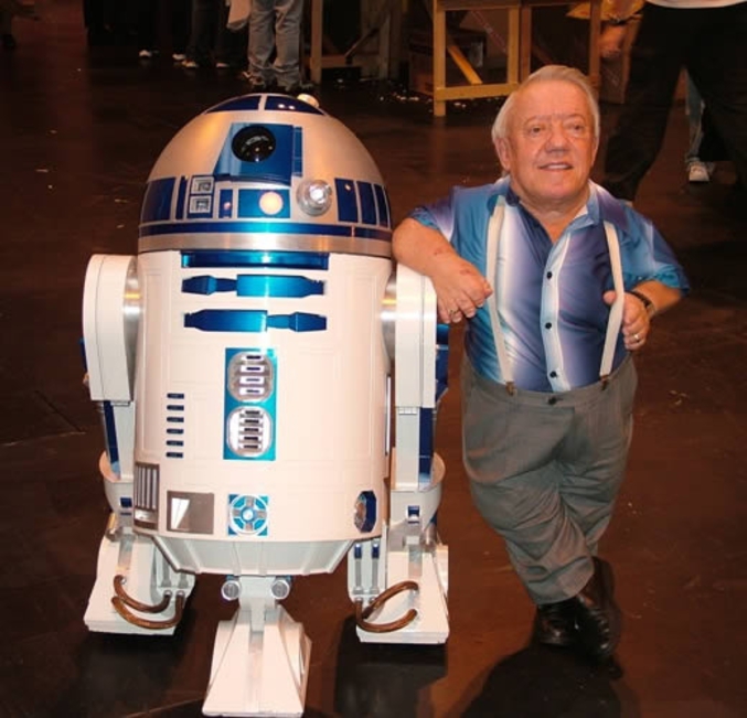 Kenny Baker, l’acteur britannique ayant incarné le petit robot R2-D2 dans le film 'La Guerre des Étoiles', est mort ce samedi 13 août à l’âge de 81 ans.