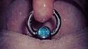 Gros piercing sur la glotte