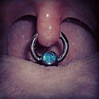 Gros piercing sur la glotte