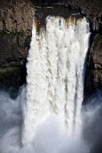 Une grosse cascade