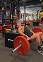 Facesitting (involontaire ?) à la gym