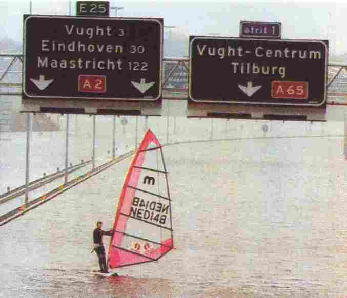Un homme a trouvé le moyen de se déplacer sur l'autoroute durant une inondation