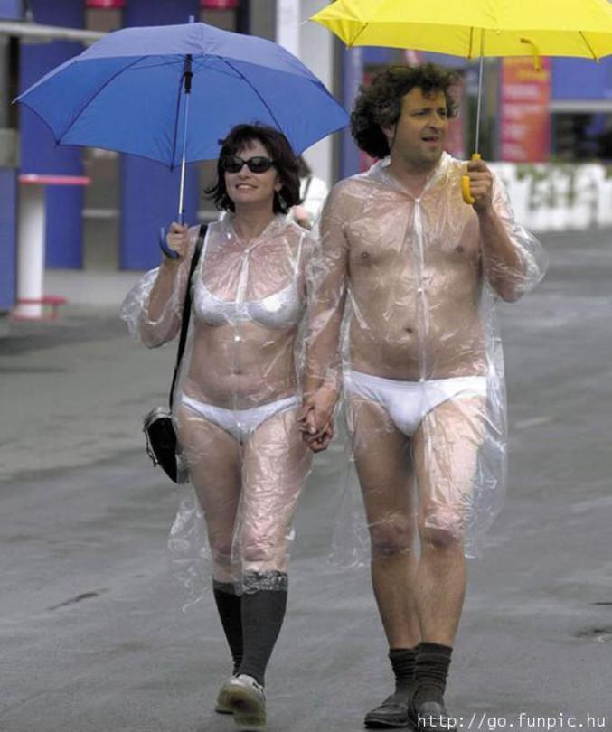 Un couple non-fashion-victime qui se protège de la pluie.