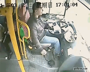 Un conducteur de bus évite de peu de se faire empaler.