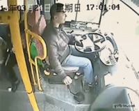 Le réflexe qui lui sauve la vie