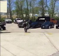 Faire la roue en moto