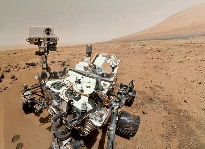 Pour sa 1ère année (martienne) sur Mars, Curiosity a posté un selfie http://mars.jpl.nasa.gov/msl/news/whatsnew/index.cfm?FuseAction=ShowNews&NewsID=1653