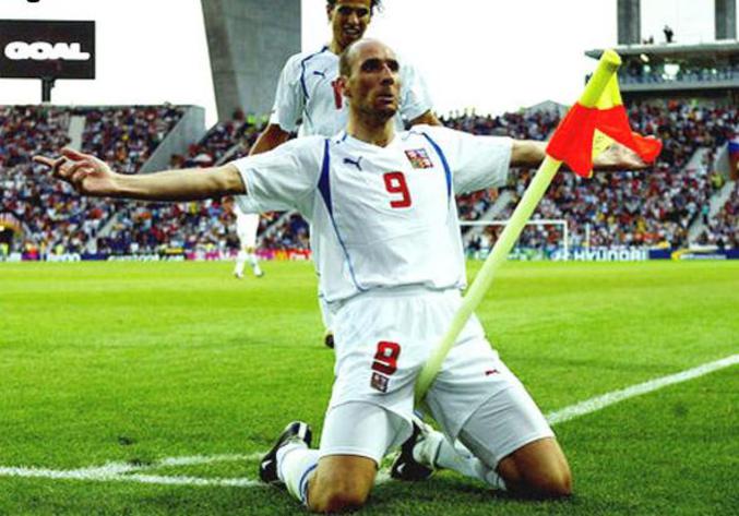 Un footballeur qui a l'air heureux d'avoir marqué un but.