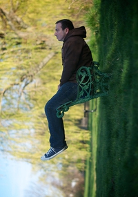 Un homme sur sa chaise