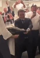 Un gros nul sabre le Champagne