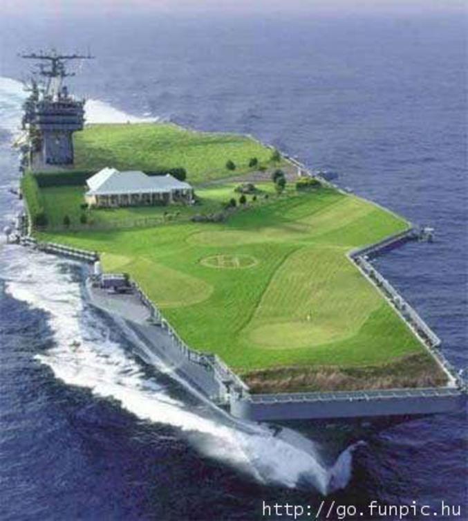 Un porte avion qui porte un terrain de golf.