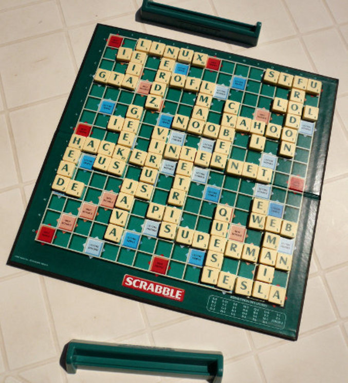 Une partie de Scrabble entre geek informatique, ça donne ça