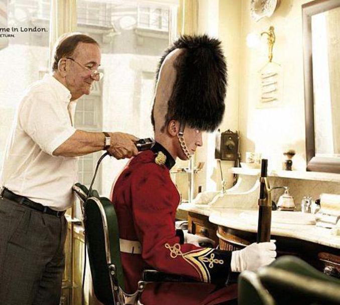 Un garde royal va chez le coiffeur