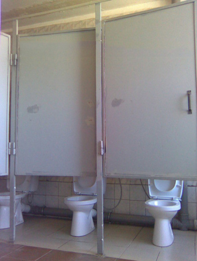 Des portes de toilettes très bien pensées.