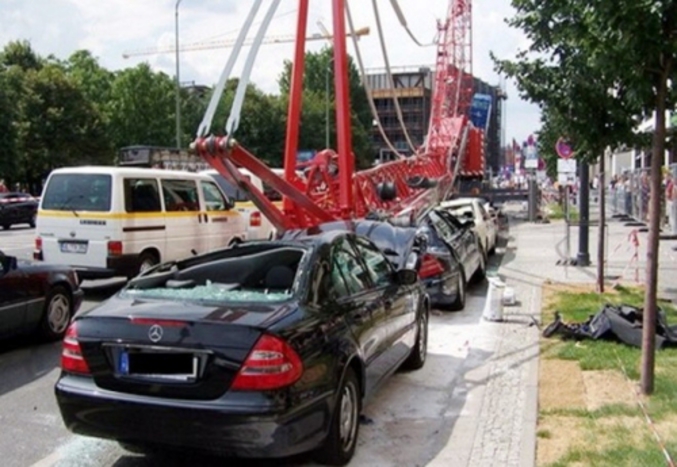 Une voiture se prend une grue sur le toit