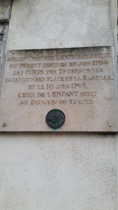 Quand la Ripoublique Française est trop pouilleuse pour appeler même un enfant correctement.

Plaque indiquant l'inhumation de Louis XVII à Paris, que la Révolution a honteusement laisser crever dans les pires conditions au Temple.

Vivement le retour du Roi. :) Et du franc :] Inch Allah !

C'te honte quand même, les pires crapules ont droit à plus de respect que ce pauvre enfant... :/