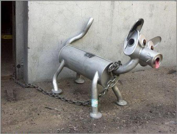 Un chien construit avec des pots d'échappement.