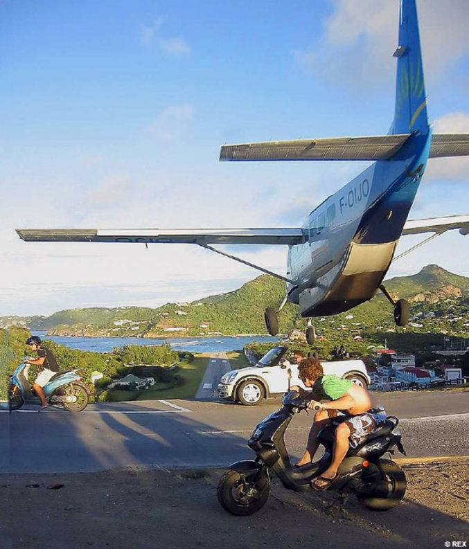 L'atterrissage d'un avion qui semble prendre beaucoup de risques, aussi bien pour lui que pour les autres.