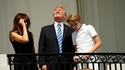 Pendant ce temps là, Donald Trumpe regarde l'éclipse de soleil...